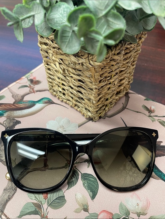 Louis Vuitton Accessories - Louis Vuitton Black Polarized Gradient Lens Women's Sunglasses (Z1657W)